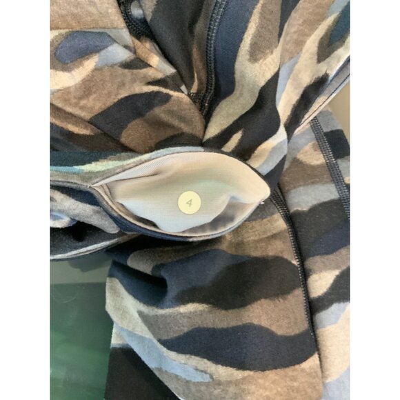 Lululemon Blue & Gray Camo Cropped Capri Athletic Pants, Size 4 - Picture 4 of 4